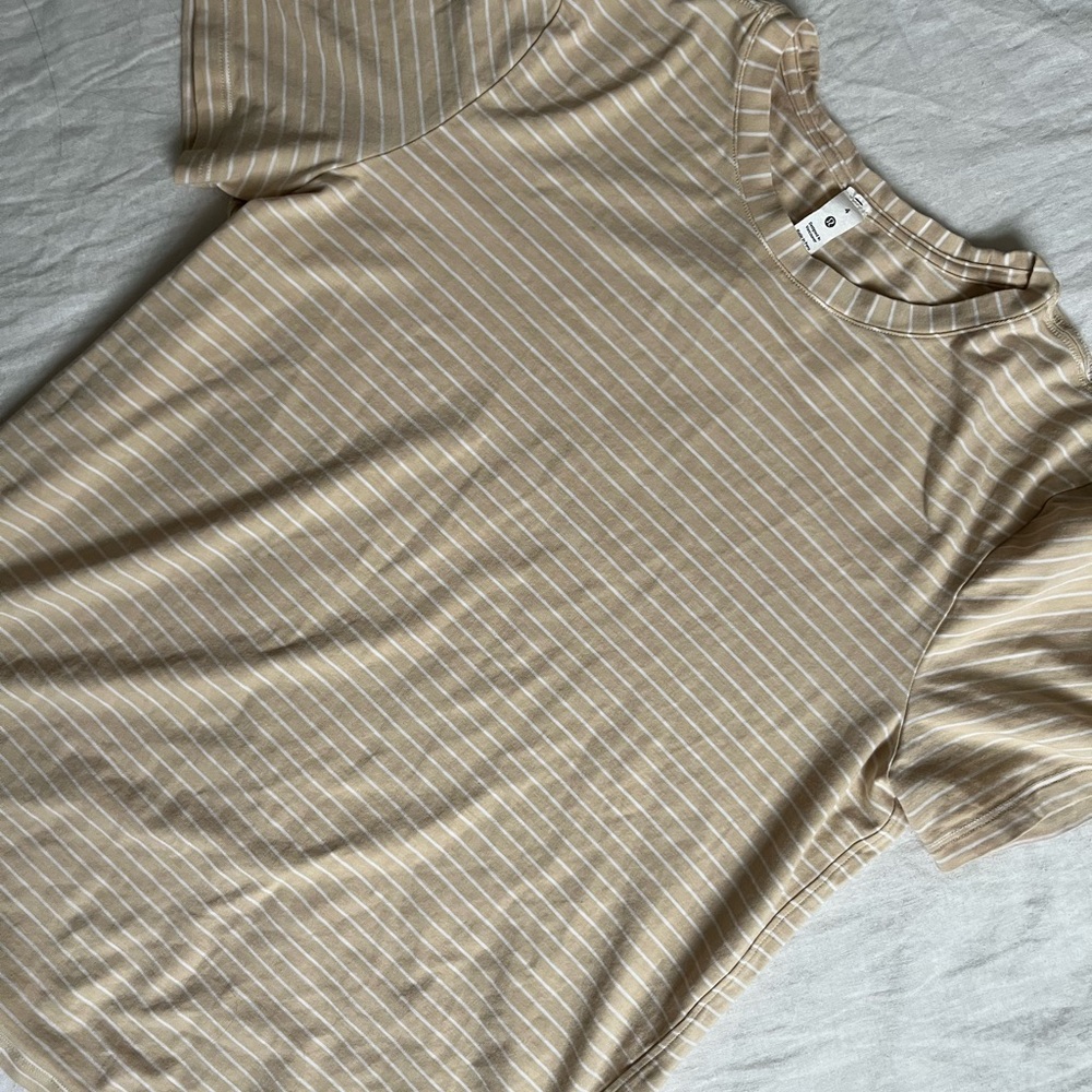 Lululemon women’s shirt size 4